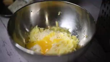 Mutfakta yemek pişirme süreci