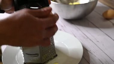 Ahşap arka planda pizza yapan bir şefin elini kapat.