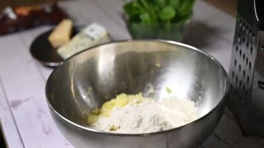 Mutfakta hamur pişirme hazırlığı..