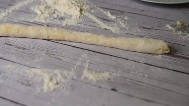 Pizza için hamur topluyorum.