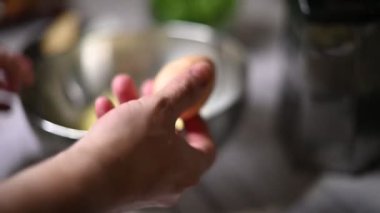 Mutfakta yemek yapmak.