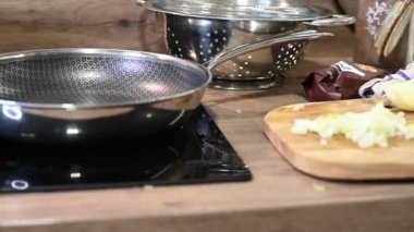 Mutfakta pişirme işlemi.