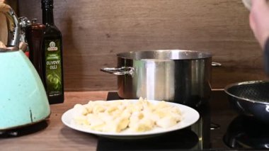 Geleneksel Rus yemeğinin hazırlığı.