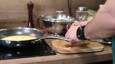 Mutfakta yemek pişirme süreci. yemek yapmak.