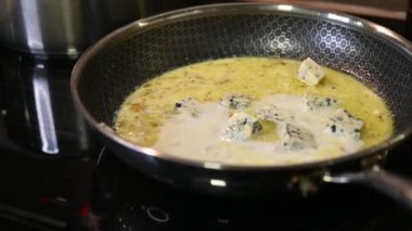 Peynirli sahanda yumurta.