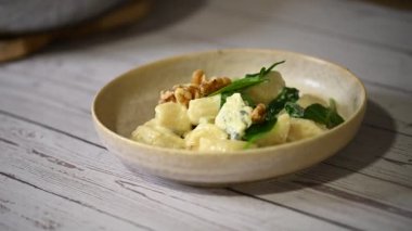 Fesleğen yapraklı ve naneli peynir.