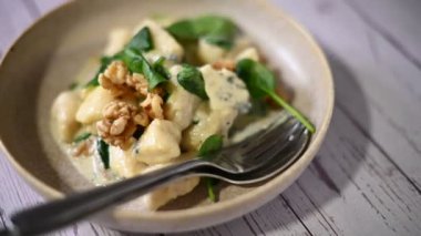 ıspanak ve peynirli ravioli.
