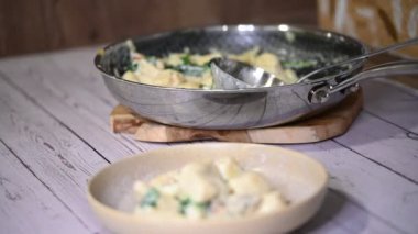 Lezzetli yemek manzarası, ıspanaklı gnocci makarna.