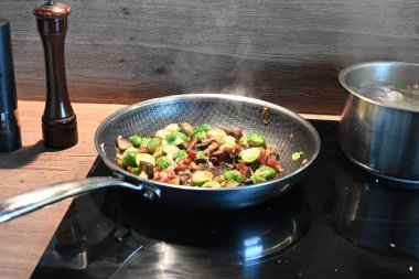 Ahşap arka planda kızarmış mantarlı tava, yakın plan.