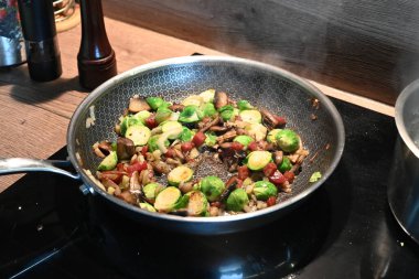 Tavada tavada kızarmış sebzeler restoranda ocakta.