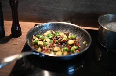 Kızartma tavası ve lezzetli kızarmış mantarlar.