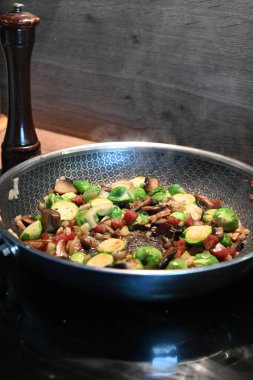 Sebzeli mantarlı tava.