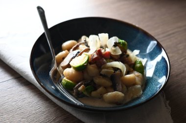 Pastırmalı ve mantarlı İtalyan makarnası, krema sosu, yiyecek bckground