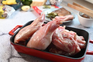 Çiğ Tavşan Bacakları 'nın Yakın plan Çekimi Işık Arkaplanda Taze Pişmemiş Et