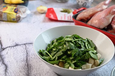 Tavuk göğsü olan taze yeşil ıspanak.