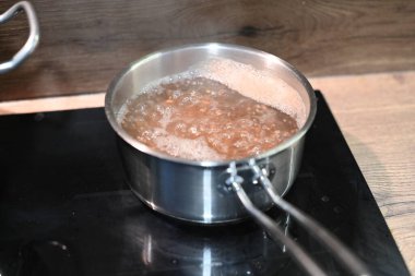 Tavada pişirme işlemi. İşlem fırında pişirmeyi hazırlamak. Fırındaki hazırlık konsepti. bu...