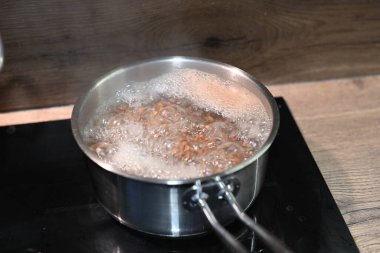 Fırında kaynar yağlı bir tava.