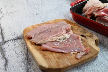 Tavşan eti kesim tahtasında doğranmış, doldurmaya hazırlanıyor.