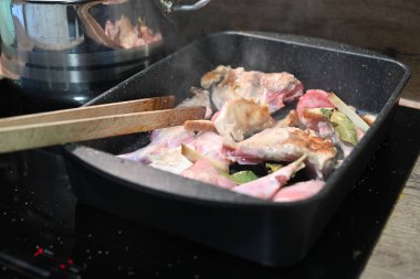 Tavşan eti kesim tahtasında doğranmış, doldurmaya hazırlanıyor.