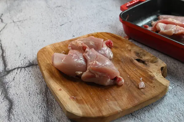 Tahtada otlu çiğ et.