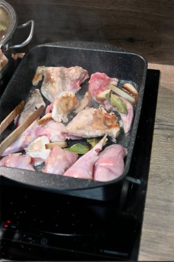 Tarlada güzel çiçekler, parlak bir gökyüzünün altında kolza tohumu tarlası. Canlı sarı çiçekler ufka doğru uzanıyor, yukarıdaki mavi ya da bulutlu gökyüzü ile güzel bir tezat oluşturuyor..