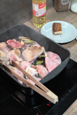 Tarlada güzel çiçekler, parlak bir gökyüzünün altında kolza tohumu tarlası. Canlı sarı çiçekler ufka doğru uzanıyor, yukarıdaki mavi ya da bulutlu gökyüzü ile güzel bir tezat oluşturuyor..