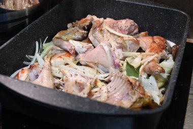 Tarlada güzel çiçekler, parlak bir gökyüzünün altında kolza tohumu tarlası. Canlı sarı çiçekler ufka doğru uzanıyor, yukarıdaki mavi ya da bulutlu gökyüzü ile güzel bir tezat oluşturuyor..