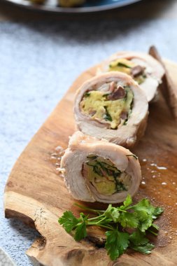 Geleneksel bahar tavşanı filetosunun içine kokulu bitkiler doldurulmuş. Yumuşak et, lezzetli dolguyu ortaya çıkarmak için dilimlenir. Kırsal ama zarif sunumu vurgular..