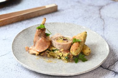 Tavşan bacağı, Paskalya yemeği menüsü.  