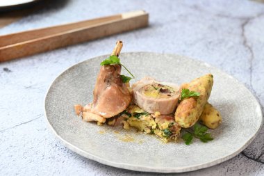 Kızarmış tavşan, geleneksel yemek, bacaklar ve rulo, Çek Cumhuriyeti 'nde ıspanak karışımı, Paskalya ve bahar mevsimlik yemekleriyle doldurulmuş.