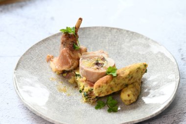 Kızarmış tavşan, geleneksel yemek, bacaklar ve rulo, Çek Cumhuriyeti 'nde ıspanak karışımı, Paskalya ve bahar mevsimlik yemekleriyle doldurulmuş.