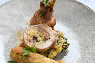 Kızarmış tavşan, geleneksel yemek, bacaklar ve rulo, Çek Cumhuriyeti 'nde ıspanak karışımı, Paskalya ve bahar mevsimlik yemekleriyle doldurulmuş.