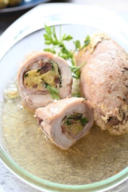 Kızarmış tavuk budu ve sebze.