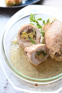 Geleneksel Çek yemeği. Kızarmış tavşan bacağı ve içi doldurulmuş otla dolu. Beyaz bir tabakta servis ediliyor. Lezzetli ve kırsal bir yemek. Taze et ve taze otlarla aromatik dolgu..