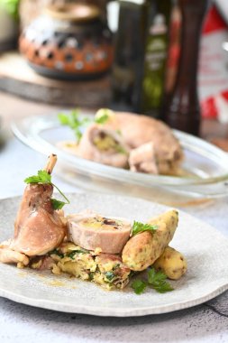 Kızarmış tavuk budu, patates ve mantarlı.