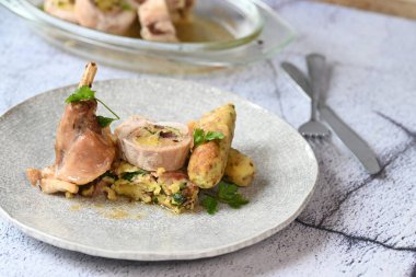 Kızarmış domuz budu fırında.