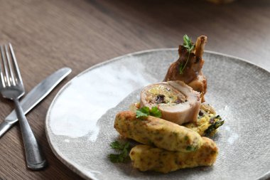 Geleneksel Çek yemeği. Kızarmış tavşan bacağı ve içi doldurulmuş otla dolu. Beyaz bir tabakta servis ediliyor. Lezzetli ve kırsal bir yemek. Taze et ve taze otlarla aromatik dolgu..