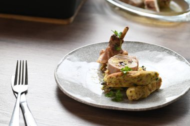 Geleneksel Çek yemeği. Kızarmış tavşan bacağı ve içi doldurulmuş otla dolu. Beyaz bir tabakta servis ediliyor. Lezzetli ve kırsal bir yemek. Taze et ve taze otlarla aromatik dolgu..