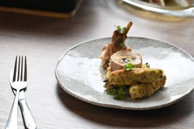 Geleneksel Çek yemeği. Kızarmış tavşan bacağı ve içi doldurulmuş otla dolu. Beyaz bir tabakta servis ediliyor. Lezzetli ve kırsal bir yemek. Taze et ve taze otlarla aromatik dolgu..