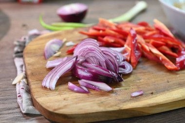 Tahta üzerinde soğan doğrama tahtası