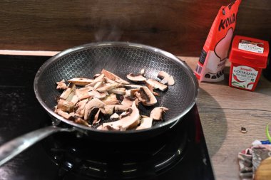 Kızartma tavasında mantar pişirmek