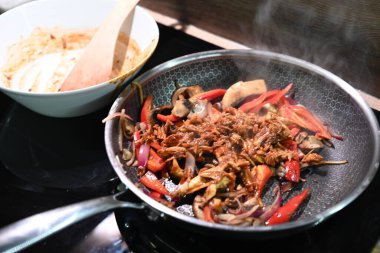 Lezzetli Asya yemeklerinin yakın görüntüsü