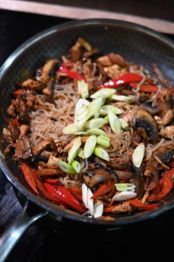 Tayland yemeği, tavada kızarmış pirinç eriştesi.