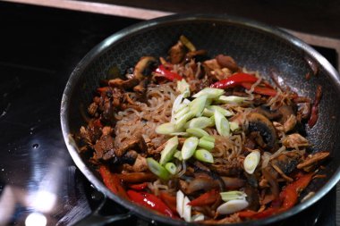 Karıştır - Tabakta sebze ve baharat kızart