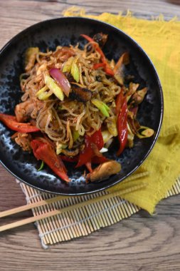 Karıştır - sebzeli ve baharatlı kızarmış şehriye