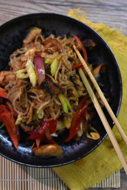 Sebzeli kızarmış erişte.