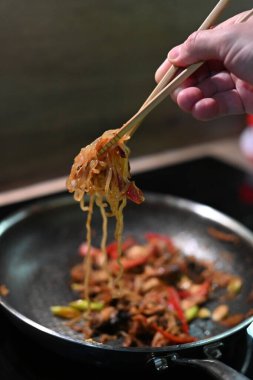 Kore yemeği sahanda yumurta, siyah tabakta Kore biberi ve kimçi.