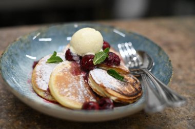 Kirazlı ve dondurmalı pofuduk krep.
