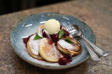 Kirazlı ve dondurmalı pofuduk krep.