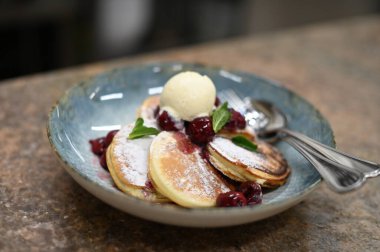 Kirazlı ve dondurmalı pofuduk krep.